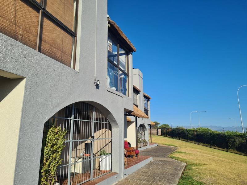 To Let 1 Bedroom Property for Rent in Loevenstein Western Cape